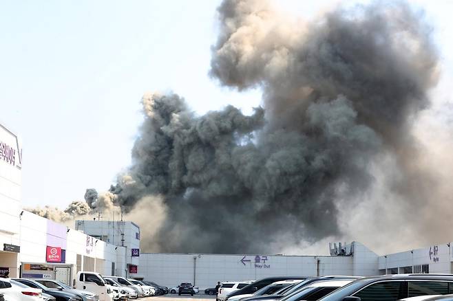 25일 서울 강남구 코엑스 내 한 식당에서 화재가 발생해 코엑스 옥상이 검은 연기로 뒤덮혀있다. 2025.04.25.[서울=뉴시스]