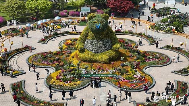 제17회 고양국제꽃박람회에서 가장 인기 있는 ‘꿈꾸는 정원’의 메인 조형물 황금빛 판다가 방문객을 맞이하고 있다. 높이 10m·가로 10m, 이상의 대형 황금빛 판다는 꽃의 기운을 모아 온 세상으로 퍼뜨린다는 뜻을 담고 있다.&nbsp; 고양=전영한 기자 scoopjyh@donga.com