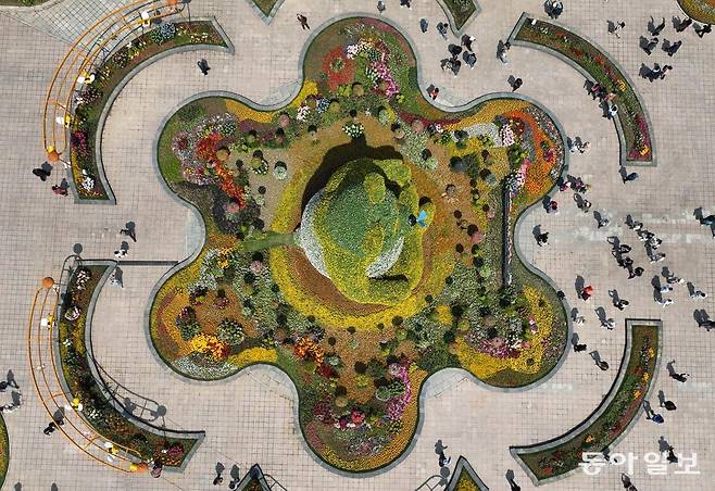 제17회 고양국제꽃박람회에서 가장 인기 있는 ‘꿈꾸는 정원’의&nbsp;메인 조형물 황금빛 판다가 방문객을  맞이하고 있다. 고양=전영한 기자 scoopjyh@donga.com