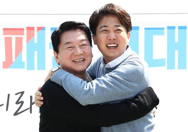 안철수 국민의힘 대선 경선 후보와 이준석 개혁신당 대선 후보가 25일 경기 성남시 판교역 인근 광장에서 열린 ‘미래를 여는 단비토크, Ai 기술패권시대 대한민국 미래를 말하다’에서 포옹하며 기념촬영을 하고 있다. 2025.4.25/뉴스1