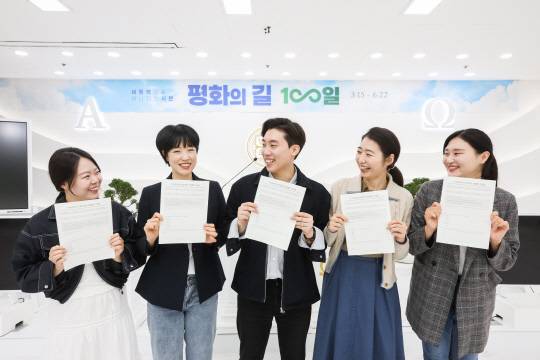 신천지예수교회 성도들이 '인 맞음 확인 시험지'를 들고 밝게 웃고 있는 모습