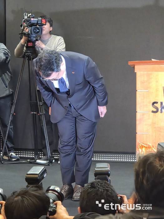 유영상 SKT 대표는가 25일 오전 서울 을지로 본사에서 열린 고객 정보 보호조치 강화 설명회에서 사이버 침해 사고 관련해 사과하고 있다.