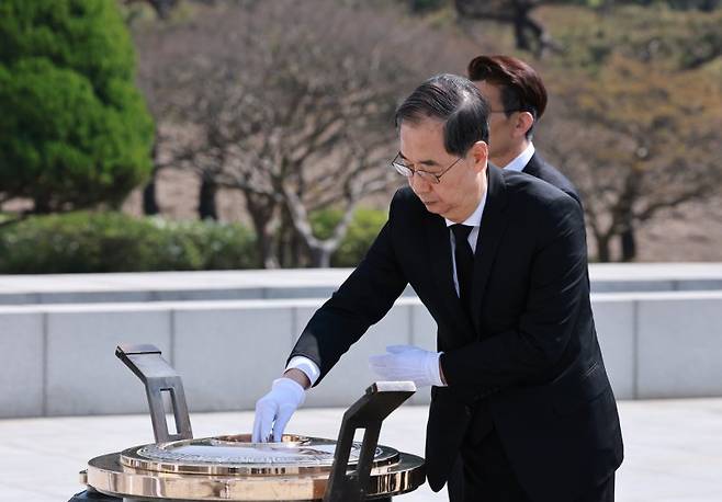 한덕수 대통령 권한대행 국무총리가 25일 대전 유성구 국립대전현충원에서 열린 제2회 순직의무군경의 날 기념식에서 분향하고 있다. (대통령실통신사진기자단) /사진=뉴시스