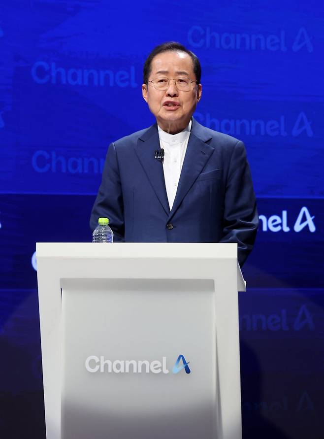 25일 종로 동아미디어센터 채널A 오픈스튜디오에서 국민의힘 대선 2차 경선 진출자인 홍준표 후보가 토론장에서 방송 시작을 기다리고 있다. 국회사진기자단