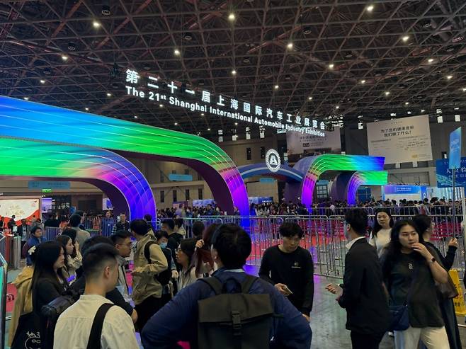22일 상하이 국가전시컨벤션센터(NECC)에서 개막한 오토상하이 2025에서 미디어 관람객과 제조사 관계자 관람객들이 입장하고 있다. 사진=한국자동차전문기자협회