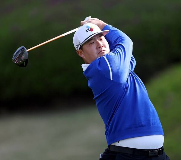 2025년 한국프로골프(KPGA) 투어 우리금융 챔피언십에 출전한 디펜딩 챔피언 임성재 프로가 2라운드에서 경기하는 모습이다. 사진제공=KPGA