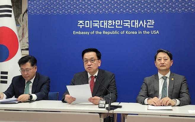 최상목 부총리(가운데)와 안덕근 산업부 장관(오른쪽)이 24일 미국 워싱턴DC 주미대사관에서 '한미 2+2 통상협의' 결과를 브리핑하고 있다. 2025.4.25. (ⓒ연합뉴스, 무단 전재-재배포 금지)