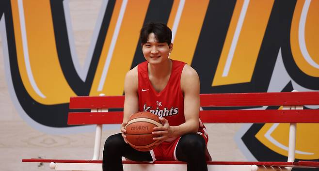 안영준(서울 SK)은 ‘단단함’과 ‘묵묵함’으로 꾸준히 노력해 2024~2025 남자프로농구(KBL) 정규리그를 자신의 시즌으로 만들었다. 코트를 종횡무진 누벼도 “코트에서 사진 촬영은 어색하다”는 안영준이 지난 17일 경기 용인 소속팀 훈련장에서 포즈를 취하고 있다.신소영 기자 viator@hani.co.kr