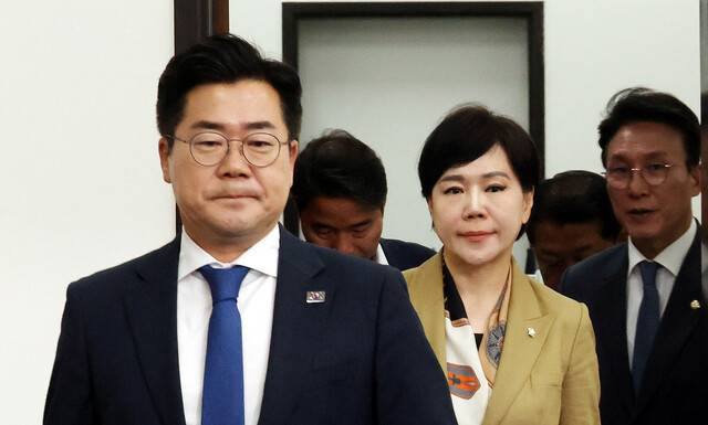 박찬대 더불어민주당 당대표 직무대행 겸 원내대표가 25일 오전 국회에서 열린 당 최고위원회의에 참석하고 있다. 김경호 선임기자 jijae@hani.co.kr