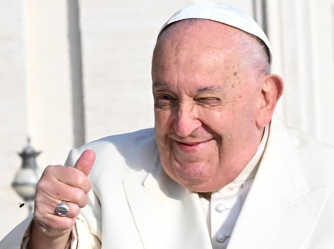 프란치스코 교황이 2024년 11월13일 바티칸 성베드로 광장에서 군중에 인사하는 모습. EPA/마우리치오 브람바티=연합뉴스