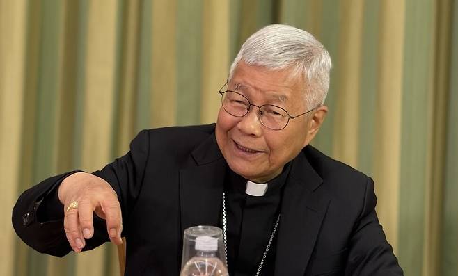 24일(현지시각) 로마 바티칸 교황청 성직자부 한 회의실에서 국내 언론사 기자들과 만난 성직부 장관 유흥식 추기경의 모습. 사진 장예지 특파원 penj@hani.co.kr