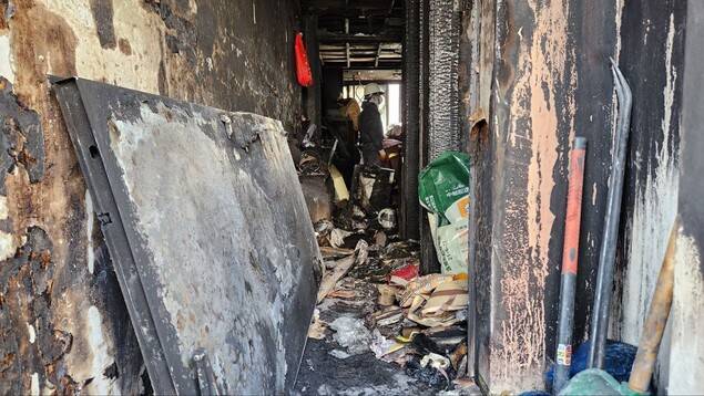 25일 서울주택도시공사(SH)에서 파견한 작업자들이 불에 탄 피해자의 집을 청소하고 있다. 장종우 기자