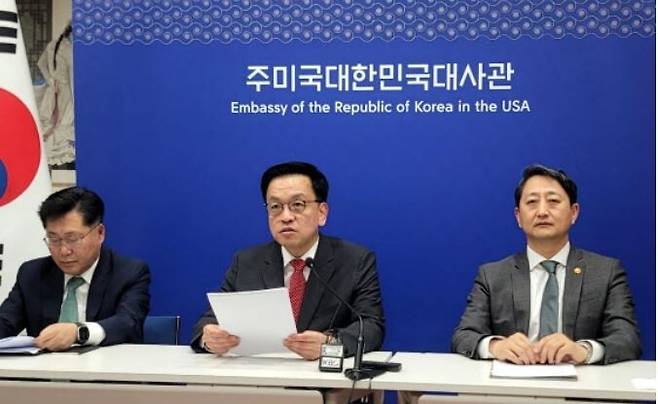 최상목 부총리 겸 기획재정부 장관(가운데)과 안덕근 산업통상자원부 장관(오른쪽)이 24일 워싱턴 주미한국대사관에서 미국과의 ‘2+2 통상 협의’ 결과를 브리핑하고 있다. 연합뉴스