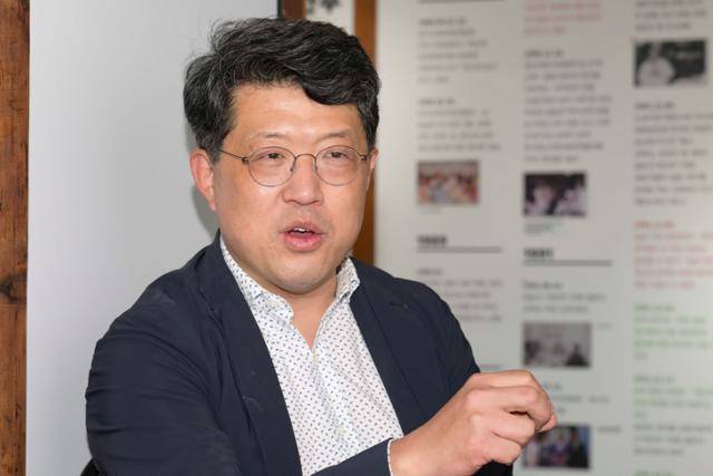 8일 대구 중구 희움 일본군 '위안부' 역사관에서 서혁수 정신대할머니와함께하는시민모임 대표가 한국일보와 인터뷰를 하고 있다. 그는 2015년 시민 모금을 통해 역사관을 세운 이후 지금까지 운영을 도맡고 있다. 대구=강예진 기자