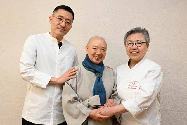 강민구(왼쪽부터) 셰프와 정관 스님, 조희숙 셰프가 9일 조 셰프가 운영하는 스튜디오 '한식공간'에서 카메라를 보면서 미소짓고 있다. 이들은 약 10년 전부터 함께 한식 공부 모임을 해온 서로의 한식 스승이자 제자다. 강예진 기자