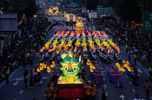 2012년 국가무형유산에 오른 연등회의 하이라이트로 꼽히는 연등행렬 장면. 부처님오신날을 앞두고 흥인지문에서 조계사까이 이어진다. 2020년 유네스코 인류무형문화유산에도 등재된 연등회는 한국 불교의 대표적 문화유산이다. 정부는 한국을 세계에 알리는 수단으로 연등회와 같은 세계적 공연예술축제 육성 정책을 추진하고 있다. 문화체육관광부 제공