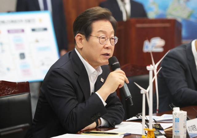 이재명 전 더불어민주당 대표가 24일 전북 새만금33센터를 방문해 발언하고 있다. 이날 이 전 대표는 "원전 문제는 전기 공급 필요성과 위험성이 동시에 존재해 어느 한쪽을 일방적으로 선택하기는 어려울 것 같다"며 문재인 정부 '탈원전' 기조와는 선을 긋는 입장을 내비쳤다. 전북사진기자단 연합뉴스