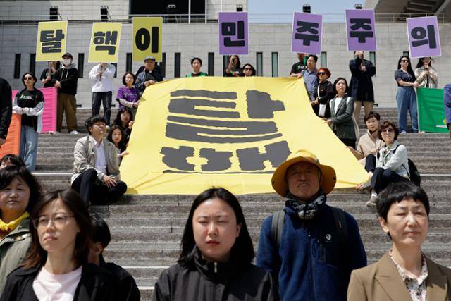 전국 481개 범시민사회단체가 지난 24일 서울 종로구 세종문화회관 계단에서 탈핵선언대회를 열고 차기 정부 핵발전소 추가 건설 중단 등을 촉구하고 있다. 뉴시스