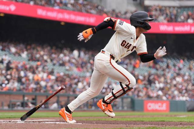 샌프란시스코의 이정후가 25일(한국시간) 미국 캘리포니아주 샌프란시스코 오라클 파크에서 열린 2025 메이저리그(MLB) 밀워키전에서 1회 적시 2루타를 친 후 질주하고 있다. 샌프란시스코=AP 뉴시스