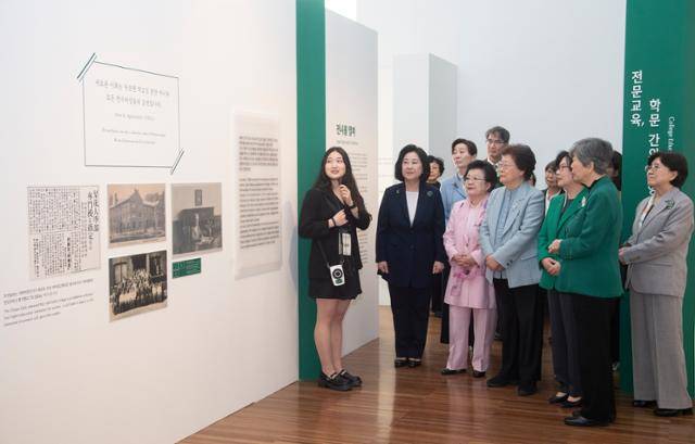 24일 서울 서대문구 이화여대 ECC 대산갤러리에서 열린 '이화여전 설립 100주년 기념 특별전'에서 장명수(오른쪽 두 번째) 이화학당 이사장과 이향숙 총장, 전직 총장 등이 이화역사관 학생 도슨트 설명을 듣고 있다. 전시는 다음달 31일까지 이어진다. 이화여대 제공