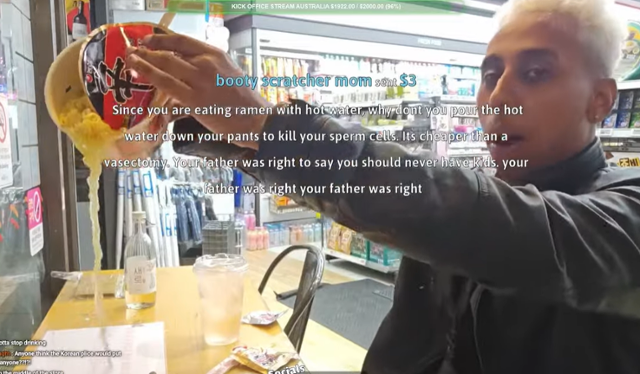 미국인 유튜버 조니 소말리가 지난해 10월 서울 마포구 홍대 거리 인근 한 편의점에서 음주를 제지받자 컵라면을 테이블 위에 쏟고 있다. 유튜브 '조니 소말리' 채널 캡처