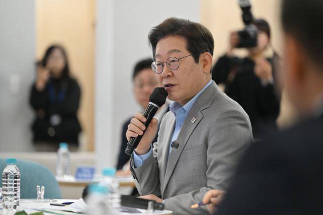 이재명 전 더불어민주당 대표가 25일 전남 나주시 전남농업기술원에서 열리는 '미래농업 전초기지 호남' 농업과학기술 진흥 간담회에 참석해 인사말을 하고 있다. 뉴시스