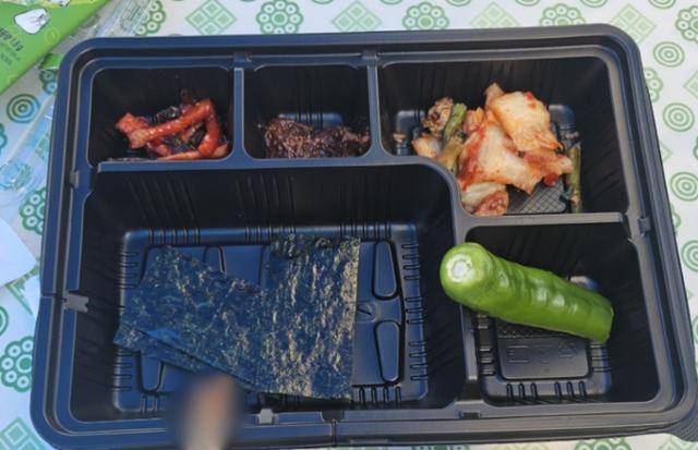 충북 충주에서 24일 열린 충북장애인도민체육대회 개막식 참가자들 일부에게 제공된 도시락 반찬. 연합뉴스