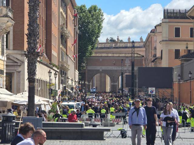 24일 바티칸 주변 이탈리아 로마 골목이 프란치스코 교황 조문을 기다리는 이들로 붐비는 가운데, 26일 장례 미사 상영을 위한 대형 스크린이 설치돼 있다. 장례 미사 당일에는 약 20만 명이 모일 것으로 이탈리아 내무부는 추정하고 있다.