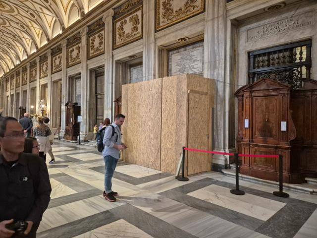 23일 산타 마리아 마조레 대성당 내 프란치스코 교황이 안치될 장소가 나무 판으로 가려져 있다. 교황은 '간소한 방식으로 묻어 달라'고 생전 말했다. 바티칸=신은별 특파원