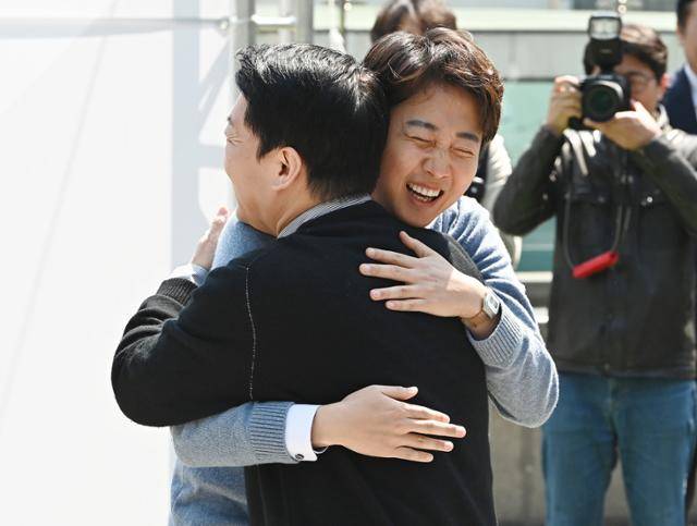 안철수 국민의힘 대선 경선 후보와 이준석(오른쪽) 개혁신당 대선 후보가 25일 경기 성남시 판교 테크노밸리 광장에서 'AI 과학기술 패권'을 주제로 열린 단비토크에 앞서 포옹하고 있다. 뉴시스