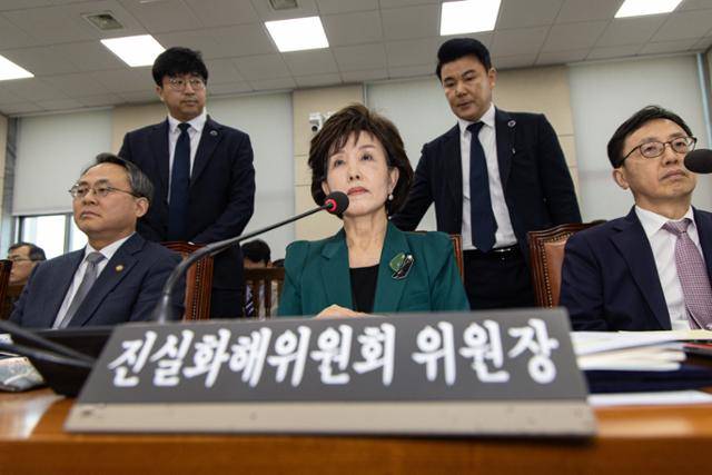 박선영(앞줄 가운데) 진실·화해를위한과거사정리위원회 위원장이 24일 서울 여의도 국회의사당에서 열린 행정안전위원회 전체회의에 참석해 있다. 뉴스1