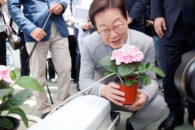 이재명 전 더불어민주당 대표가 25일 전남농업기술원에서 농업과학기술진흥 간담회를 갖고 에너지자립형 온실을 둘러보고 있다. 뉴스1