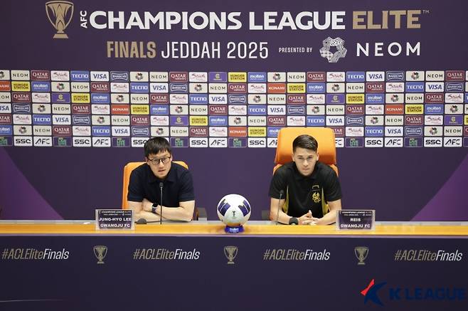 이정효 광주FC 감독과 헤이스. 사진=프로축구연맹