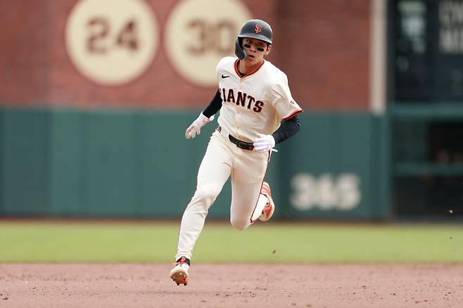 <yonhap photo-2233=""> SAN FRANCISCO, CALIFORNIA - APRIL 24: Jung Hoo Lee #51 of the San Francisco Giants rounds the bases after Matt Chapman #26 hit a home run against the Milwaukee Brewers in the fifth inning at Oracle Park on April 24, 2025 in San Francisco, California. Ezra Shaw/Getty Images/AFP (Photo by EZRA SHAW / GETTY IMAGES NORTH AMERICA / Getty Images via AFP)/2025-04-25 06:51:20/ <저작권자 ⓒ 1980-2025 ㈜연합뉴스. 무단 전재 재배포 금지, AI 학습 및 활용 금지></yonhap>