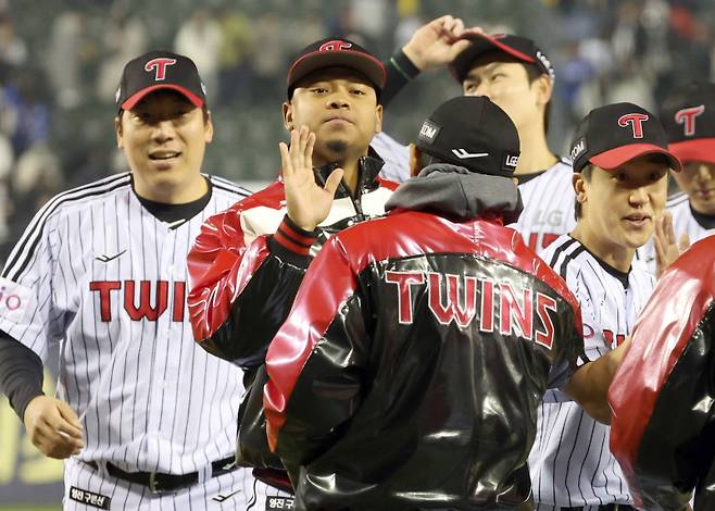 15일 오후 잠실야구장에서 열린 2025 프로야구 삼성과 LG 경기. LG가 3-0 승리했다. 경기종료후 승리투수가된 에르난데스가 염경엽 감독과 하이파이브 하고 있다. 잠실=정시종 기자 capa@edaily.co.kr /2025.04.15.