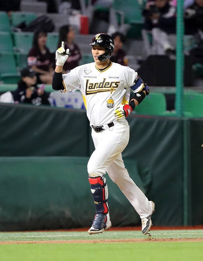 25일 인천 키움전에서 홈런을 때려낸 조형우. SSG 제공