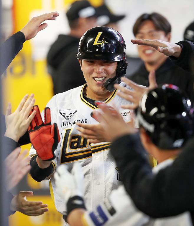 25일 인천 키움전에서 홈런을 기록한 조형우가 더그아웃에서 동료들의 축하를 받고 있다. SSG 제공