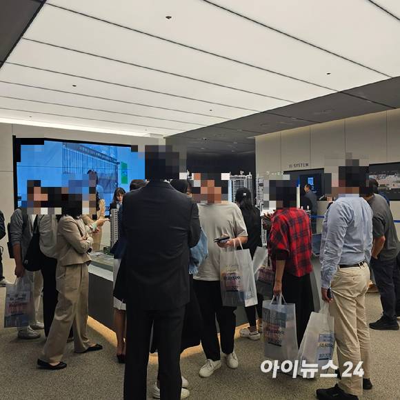 서울 한 아파트 견본주택 방문객들이 모형도를 둘러보고 있다. [사진=아이뉴스24DB]