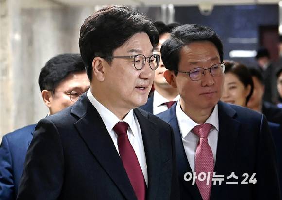 권성동 국민의힘 원내대표, 김상훈 정책위의장, 이양수 사무총장 등 지도부가 25일 오전 서울 여의도 국회에서 열린 원내대책회의에 참석하고 있다. [사진=곽영래 기자]