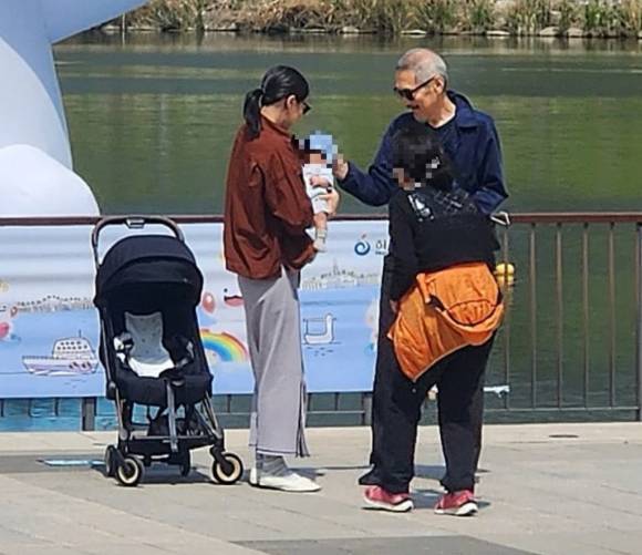 최근 홍상수 영화감독의 아이를 출산한 것으로 알려진 배우 김민희가 홍 감독, 아들과 함께 산책을 나온 모습이 포착됐다. 사진은 온라인 커뮤니티 캡처. [사진=온라인 커뮤니티]