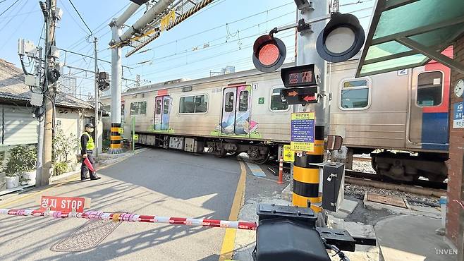 ▲ 요즘 보기 드문 건널목이라니