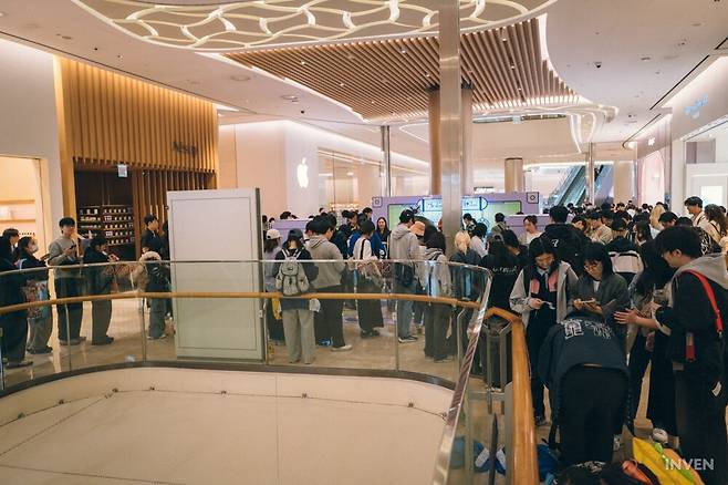 ▲ 지하에서 한 층 올라오면 붐비는 곳을 쉽게 찾을 수 있었습니다