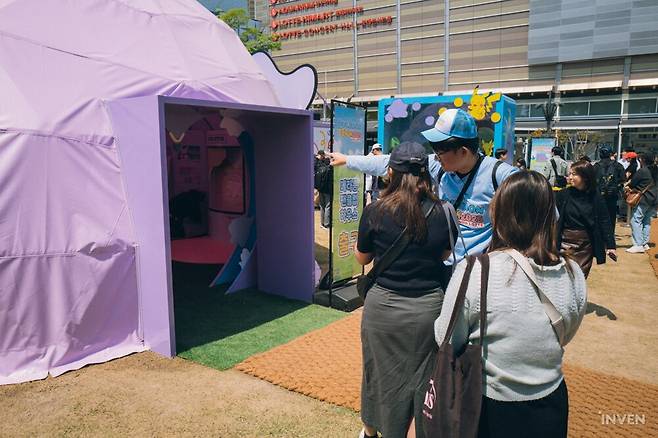 ▲ 외국인 관광객에게는 친절히 영어로 설명해 주시는 스태프 분들