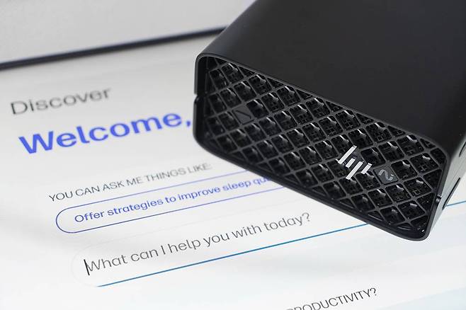 HP Z2 미니 G1a와 HP AI컴패니언 메인 화면, 40~50TOPS(초당 40~50조 회 연산) 처리 성능을 갖춘 신경망 처리 장치(NPU) 탑재 AI PC에서 쓸 수 있다 / 출처=IT동아