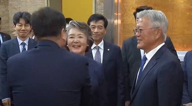 4·27 판문점선언 7주년 기념식 참석차 국회를 찾은 문재인 전 대통령과 김정숙 여사가 25일 오후 서울 여의도 국회에서 우원식 국회의장과 인사를 나누고 있다. (SBS 캡처)