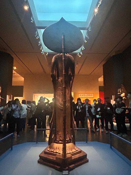 일본 나라(奈良)현 나라국립박물관 130주년 특별전(6월15일까지)에 나들이한 '쿠다라(백제)관음보살입상'(국보)의 뒷모습. 4월18일 기자간담회 때 촬영한 사진이다. 나라=강혜란 기자