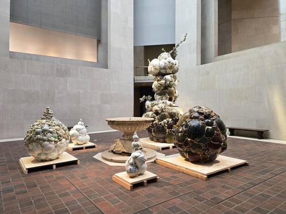 뉴욕 메트로폴리탄 미술관에서 전시 중인 이수경 작가의 대표 연작 ‘번역된 도자기’. [사진 더페이지갤러리]