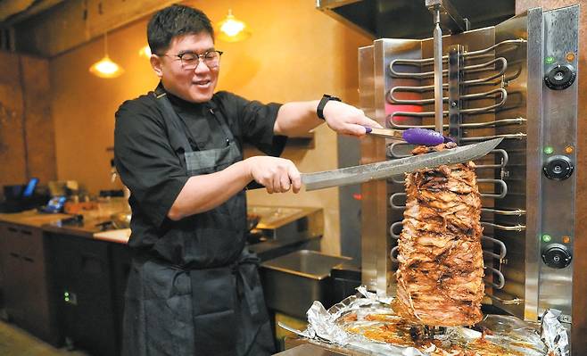 아타쉬케밥의 닭고기는 최소 하루 전 양념에 재워놓아 깊은 양념 맛을 느낄 수 있다. 조석범 셰프는 섬세한 그릴링을 통해 겉은 바삭하면서도 고기가 지닌 수분감은 유지할 수 있도록 노력한다고 설명했다. [사진 김성현]