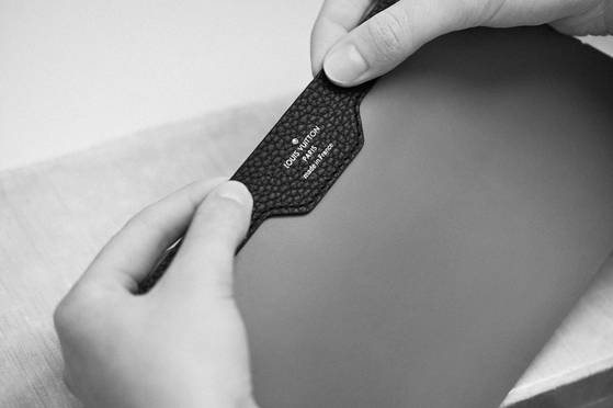 250개의 단계를 거쳐 완성되는 카퓌신 백. 가죽 공예 장인의 수준 높은 기술을 필요로 한다. 사진 루이 비통