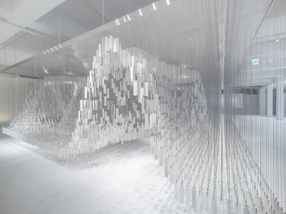 ‘사유의 미로(The Labyrinth of Thoughts)’ 공간. 관람객의 향에 대한 기억을 종이에 적어 매달아 미로를 완성하는 참여형 설치 작품이다. 사진 바이레도